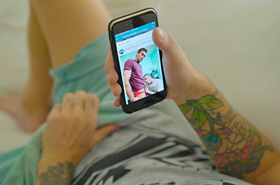 Apalpando a rola e assistindo pornô